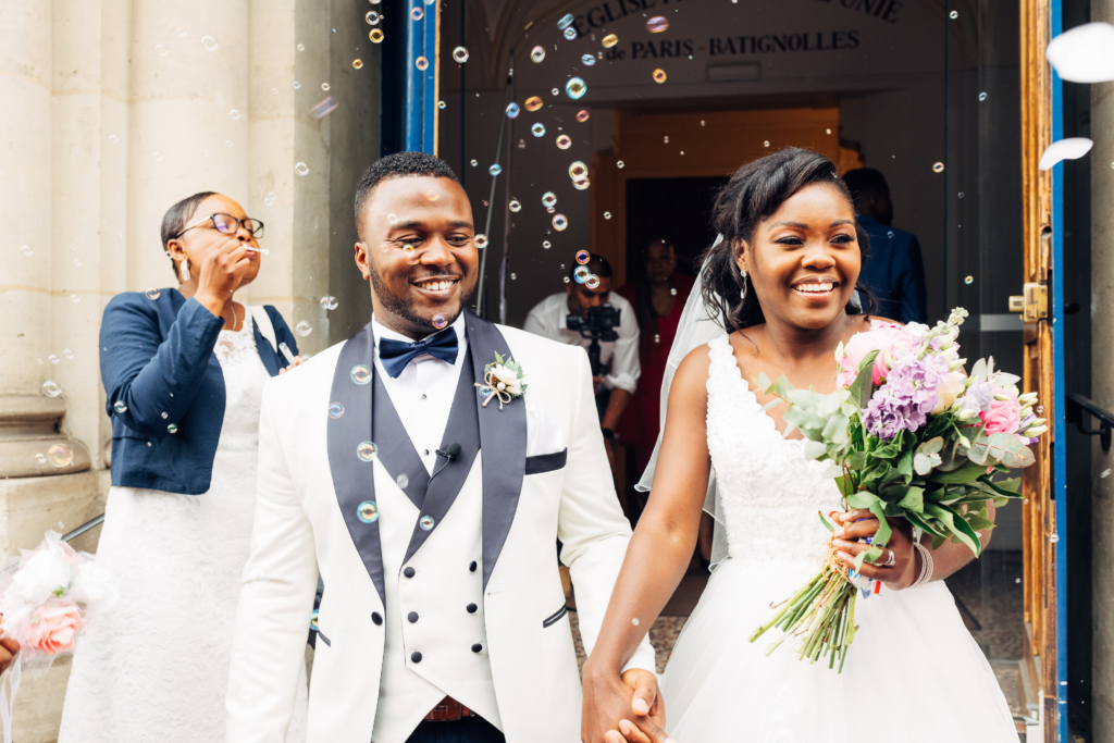 Couple de mariés sortant de la mairie avec des bulles de savons pour une vidéo de mariage unique