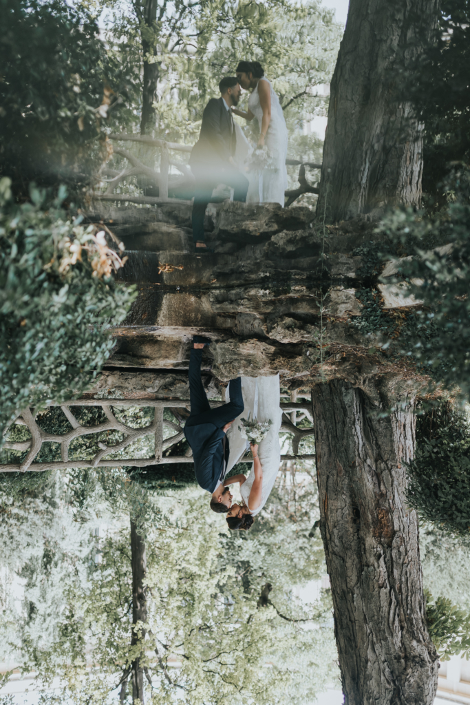 Couple de mariés dans la forêt avec reflet pour une vidéo de mariage unique