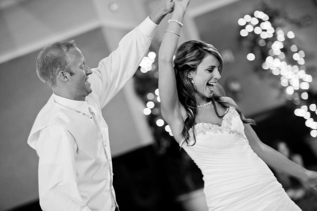 Couple dansant pendant la cérémonie de mariage pour leur vidéo de mariage unique