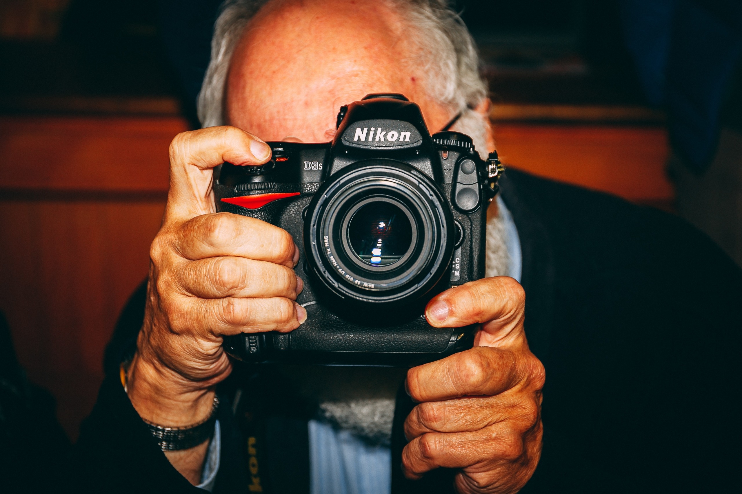 vidéaste homme d'un certain âge qui tient un appareil photo pour filmer une cérémonie de mariage